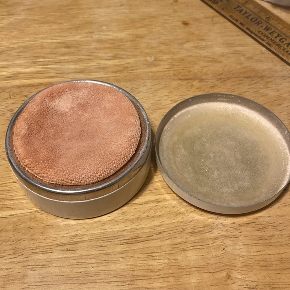 Vintage powder box with spring and puff - Picture 4 of 7